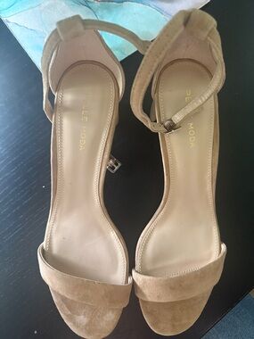 PELLA MODA Moira Latte Suede Shoes Size 10